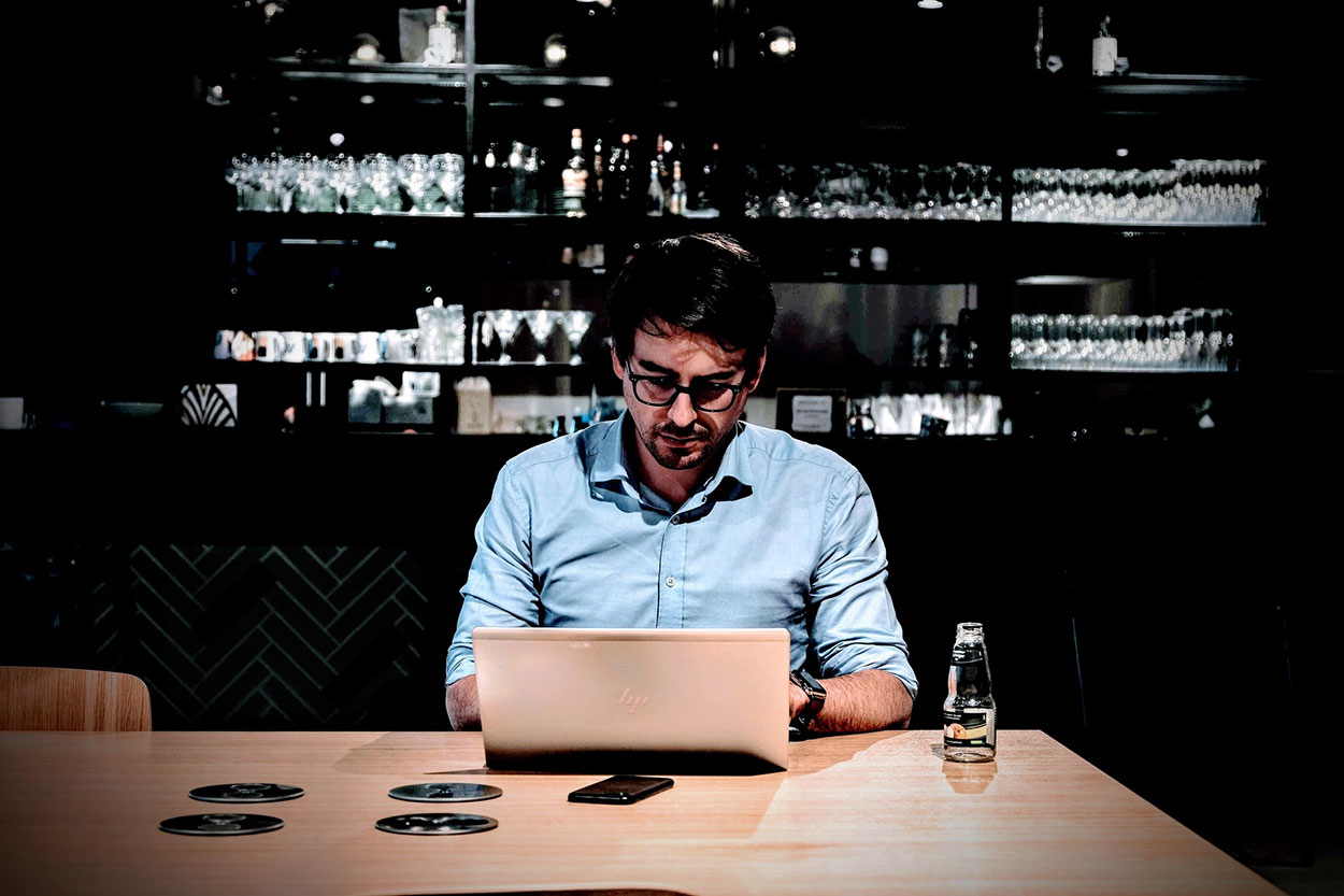 A student studies online to become a bartender