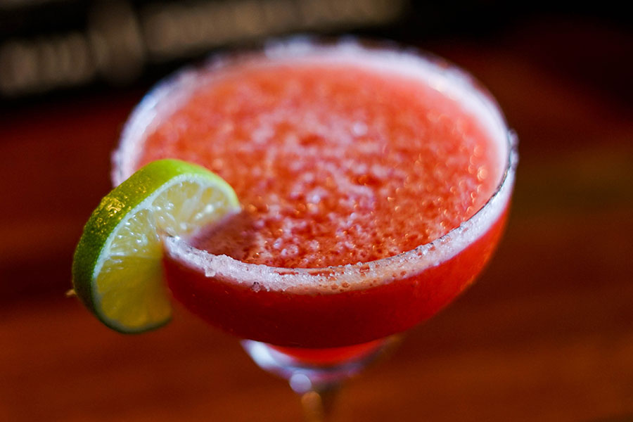 A margarita cocktail with lime wedge